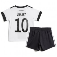 Camiseta Alemania Serge Gnabry #10 Primera Equipación para niños Mundial 2022 manga corta (+ pantalones cortos)